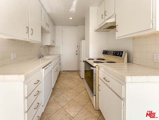 Building Photo - 10751 Wilshire Blvd