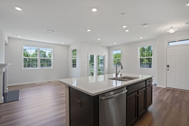 Building Photo - End Unit  Townhome | Open floor plan | 2 C...