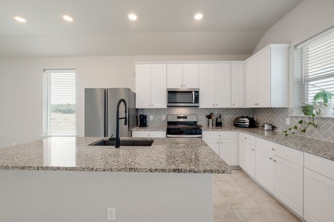 Building Photo - Bright & Charming Fantine Fields Home