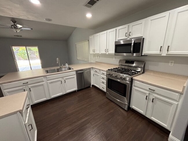 Building Photo - Clean 3 Bedroom / 2 Bathroom Home in Rosed...