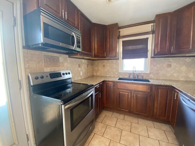 Building Photo - Close to Brookside & Riverparks!!