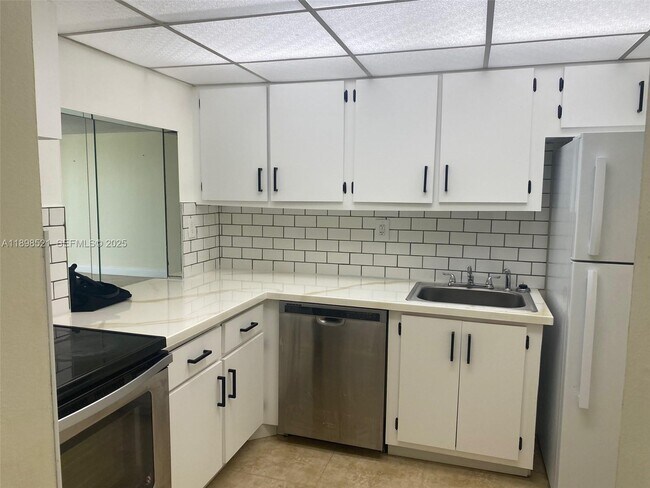 Building Photo - 1000 Parkview Dr