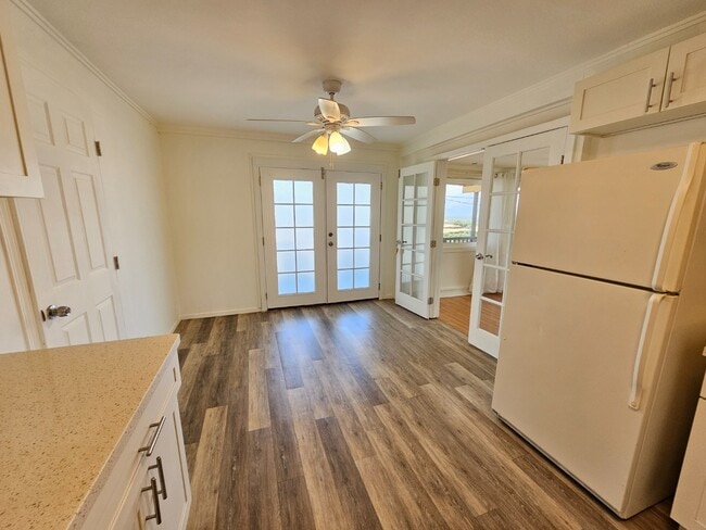 Building Photo - 1 bedroom 1 bath Apartment. NO parking. Upstairs unit.