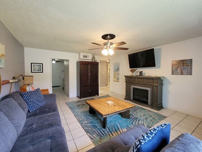 Building Photo - Two bedrooms two 1/2 bath townhome on Galv...