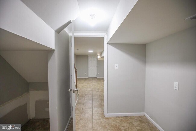 Building Photo - 530 N Montford Ave