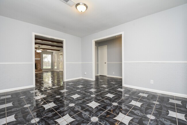 Building Photo - 4811 Shatner Dr