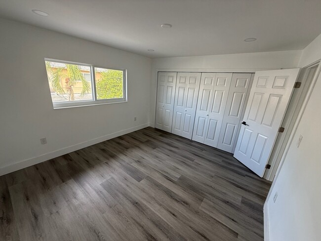 Building Photo - 1543 W 42nd St