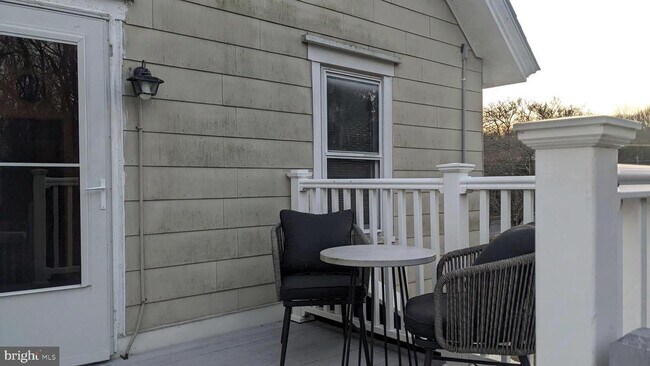 Building Photo - 604 W Holly Ave