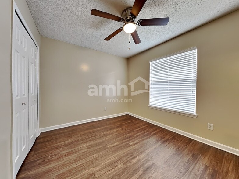 Building Photo - 2562 Glenfield Dr