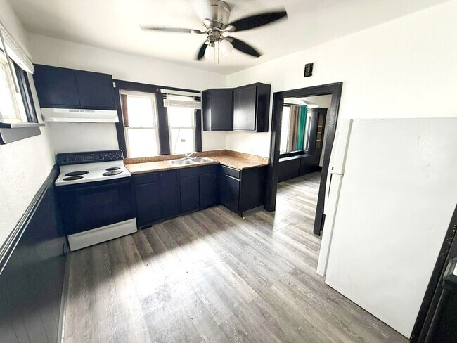 Building Photo - 4 BED 1 BATH BEAUTIFUL SINGLE FAMILY HOME ...