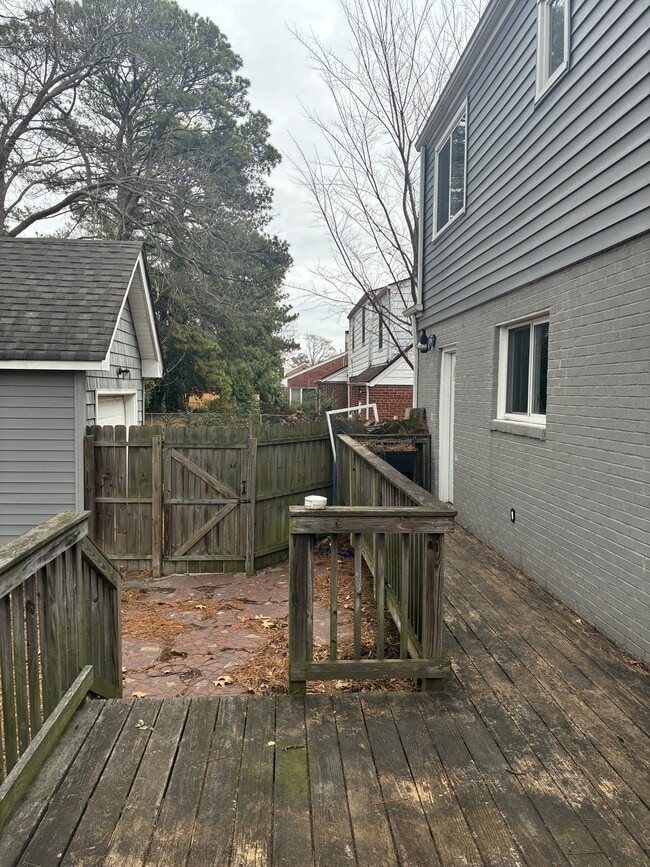 Building Photo - 2808 Beachmont Ave