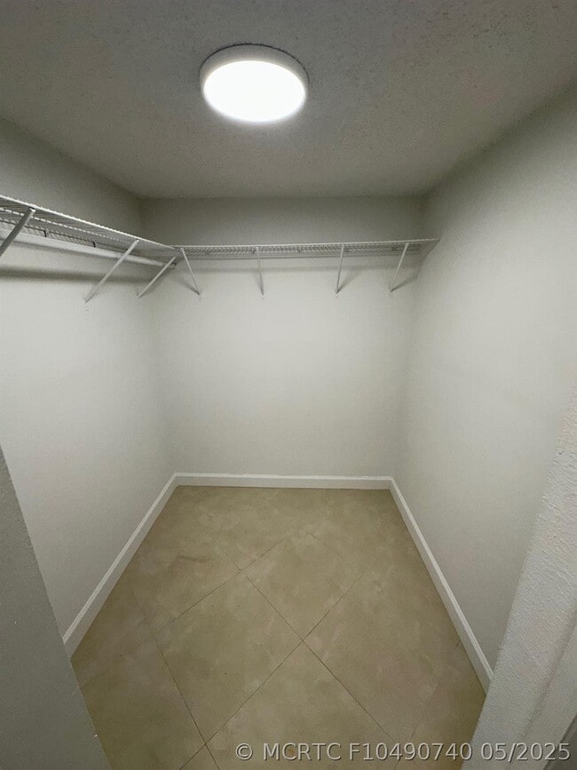 Building Photo - 210 Lakeview Dr