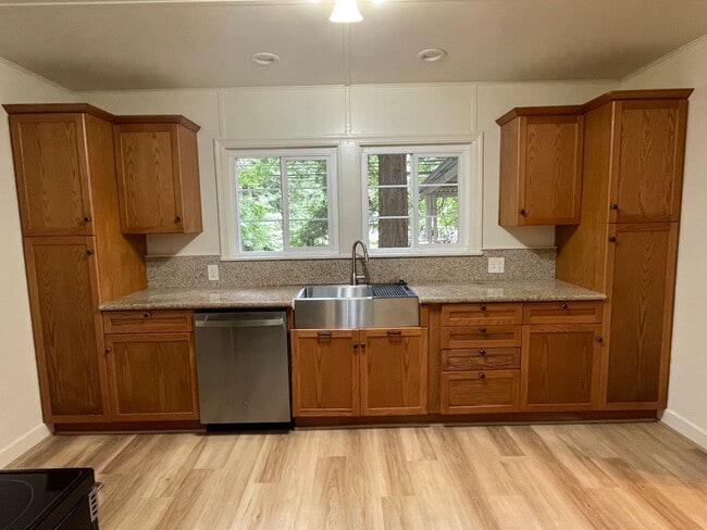 Building Photo - 1045 Sq. Ft. Private Two Bedroom One Bath ...