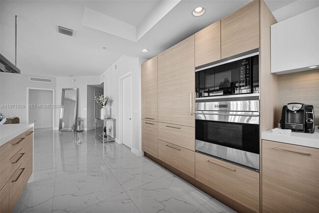 Building Photo - 17111 Biscayne Blvd