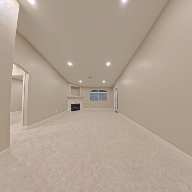 Building Photo - Beautifully Renovated 2nd-Floor Condo in Prime Location