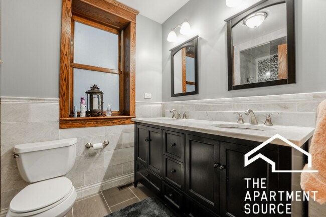 Building Photo - 1019 W Oakdale Ave