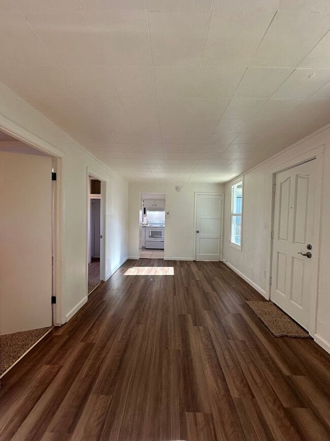 Building Photo - Charming One Bedroom in the Heart of Red Bluff! Pet Friendly!