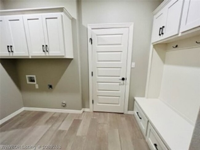 Building Photo - 9000 Mayswood Pl