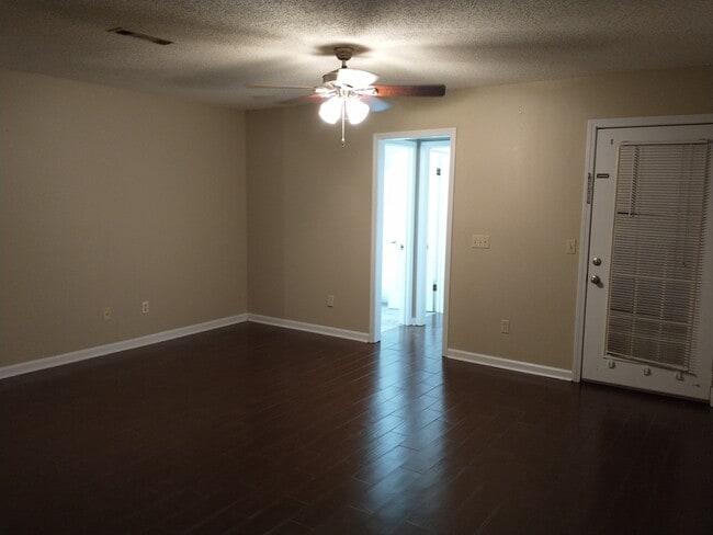 Building Photo - 500 S Woodburn Dr