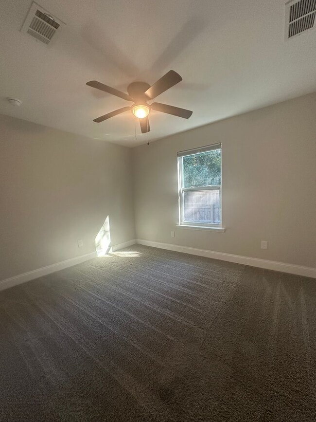 Building Photo - 3 Bedroom with extra Office Space AVAILABLE NOW!