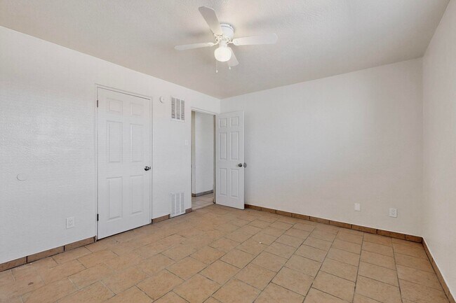 Building Photo - 540 Cardenas Dr SE