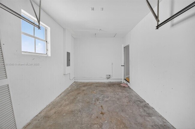 Building Photo - 4281 NE 16th St