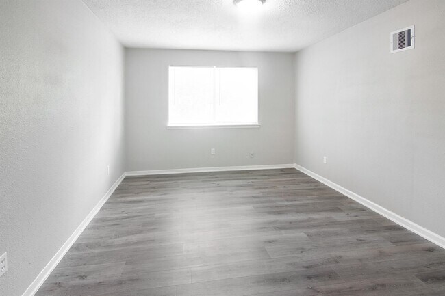 Building Photo - 23710 Farm Hill Dr