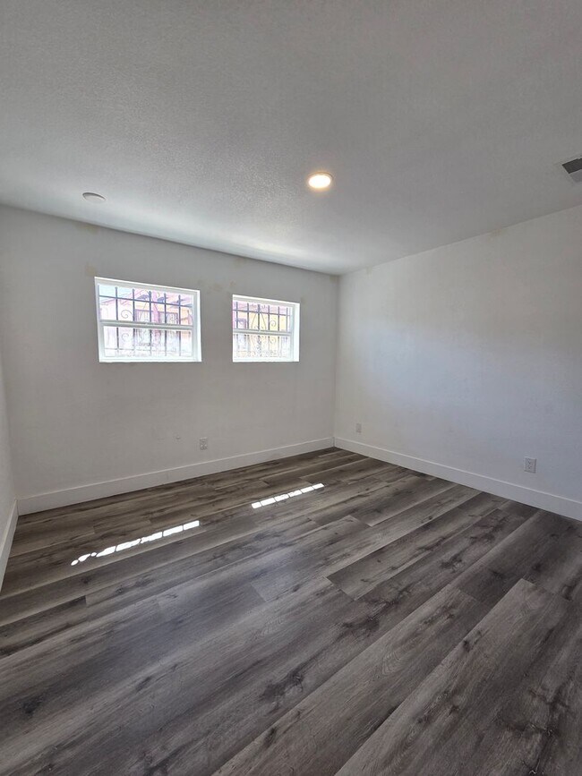 Building Photo - 320 N 10th St