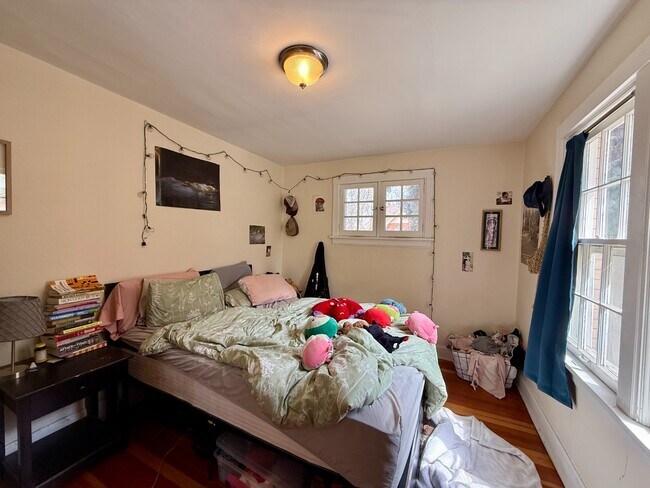 Building Photo - 1 bedroom apartment with private balcony!