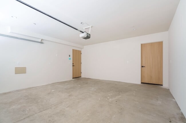 Building Photo - 1859 Barry Ave