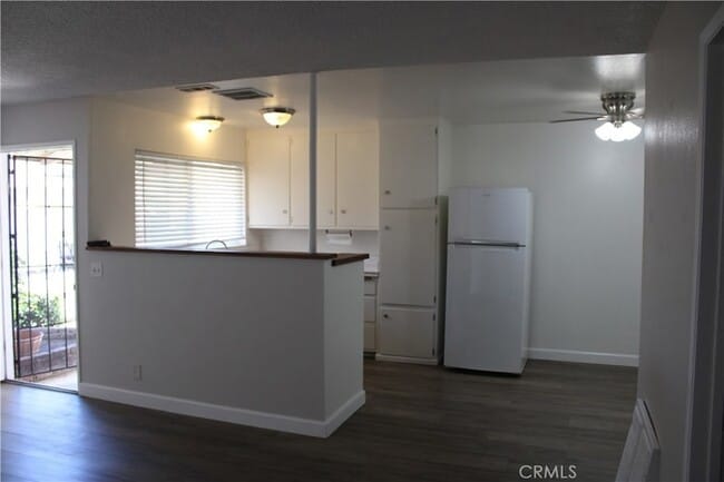 Building Photo - 1342 W Valencia Dr