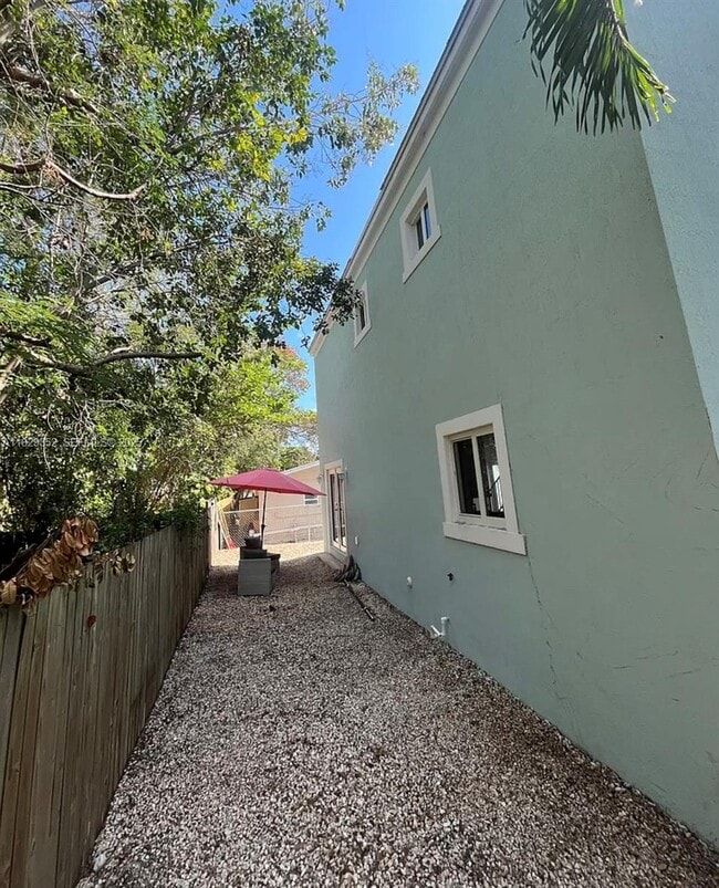 Building Photo - 104 Poinciana Dr