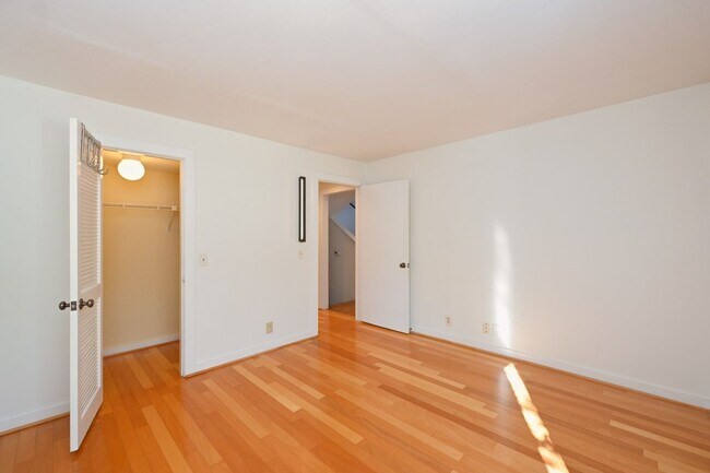 Building Photo - **PERFECTLY SITUATED TOWNHOME IN GREEN HIL...