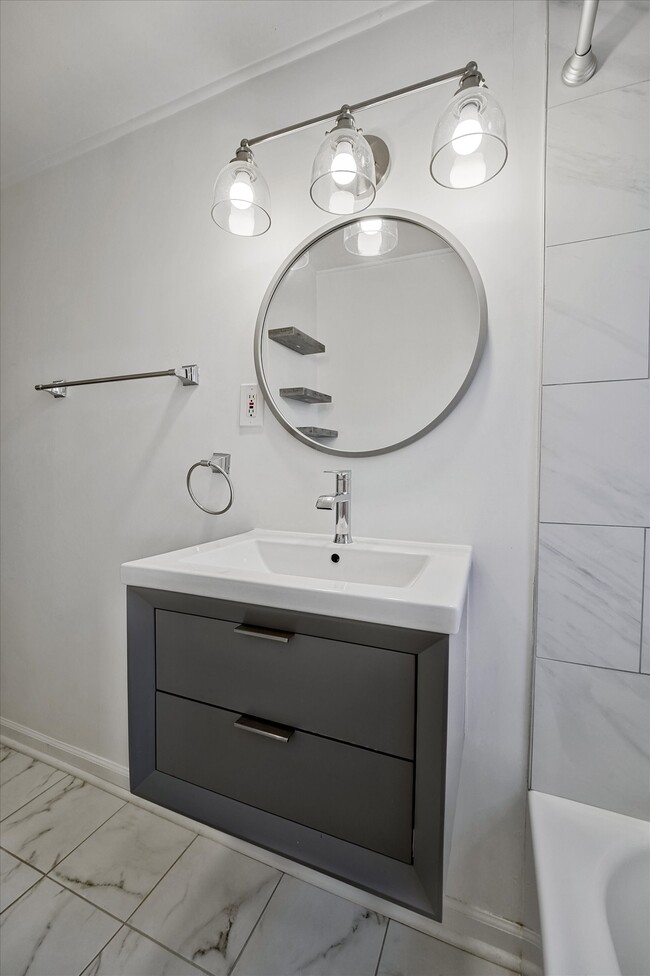 Building Photo - 704 S Arlington Mill Dr