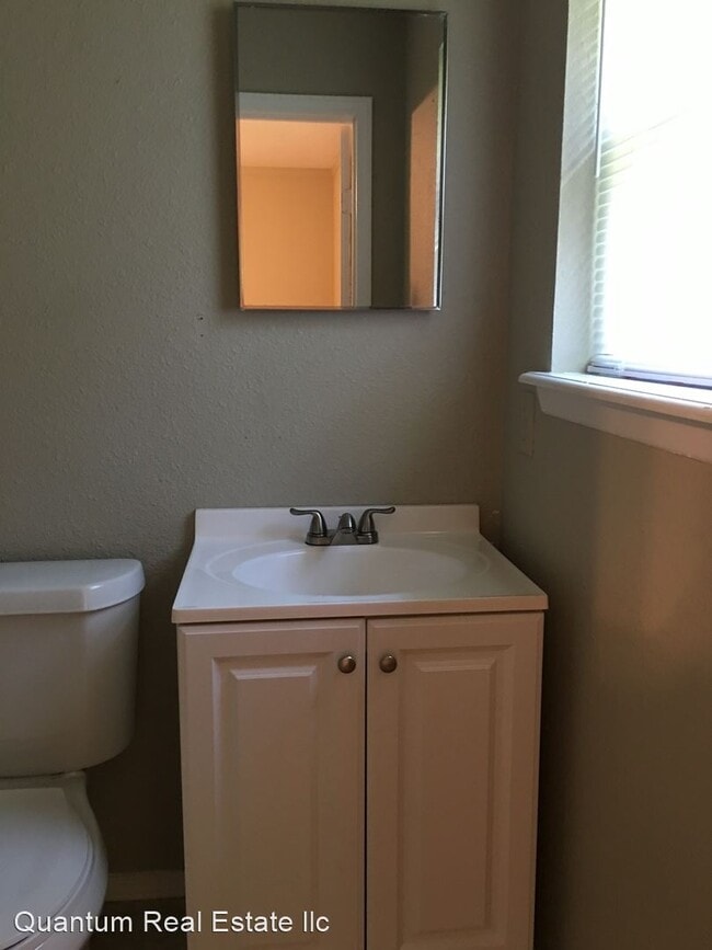 Building Photo - 3 br, 1.5 bath House - 827 W. DENVER STREET