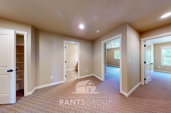 Building Photo - Beautifully upgraded townhome in a quiet L...