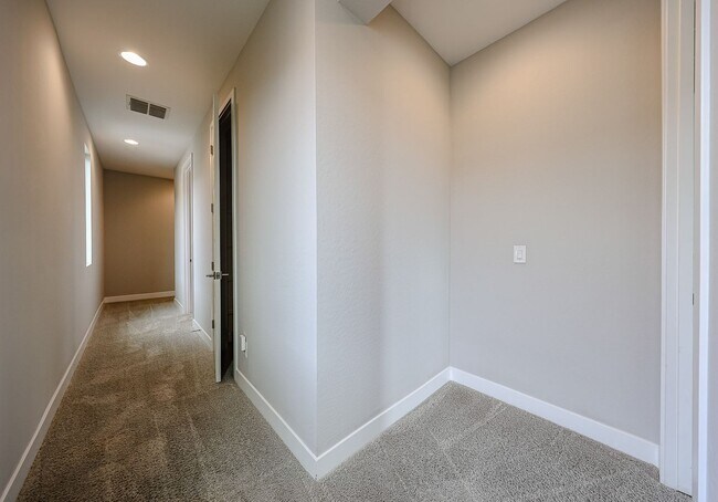 Building Photo - Move In Ready!stunning 3 bedroom, 2.5 bathroom home located in Phoenix!