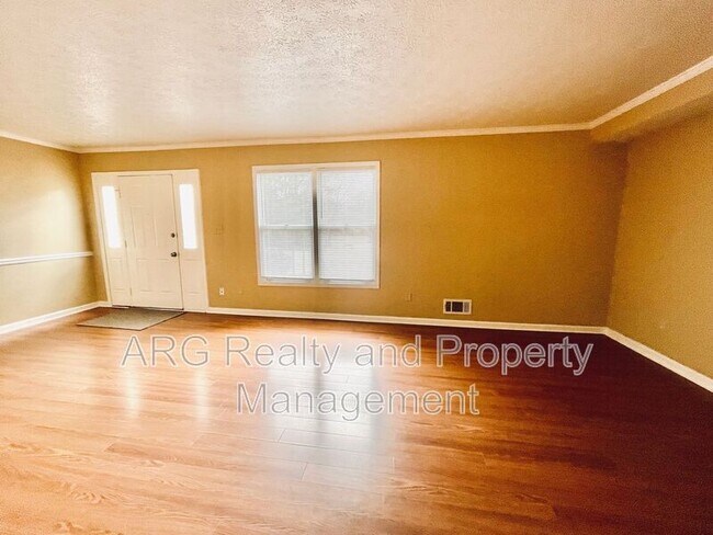 Building Photo - 2142 Fairway Ct SE