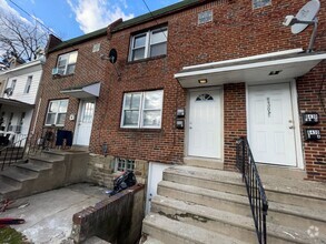 Building Photo - NEWLY RENOVATED 1 BEDROOM 1 BATHROOM APART...