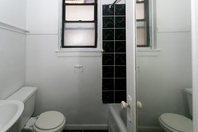 Building Photo - 4856 N Damen Ave