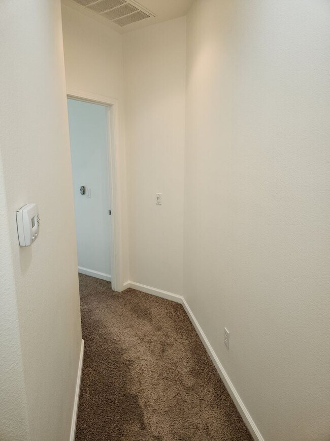 Building Photo - Lovely 3 bedrooms, 2 bathrooms located in ...