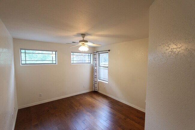 Building Photo - Spacious 3-Bedroom Townhouse with Main-Level Primary Suite