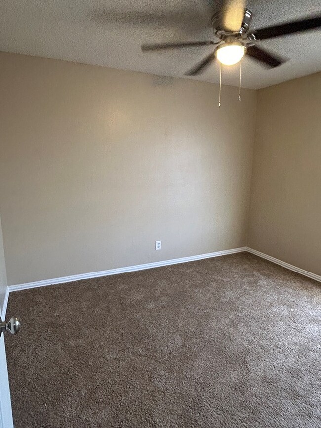 Building Photo - 725 Duke Ave