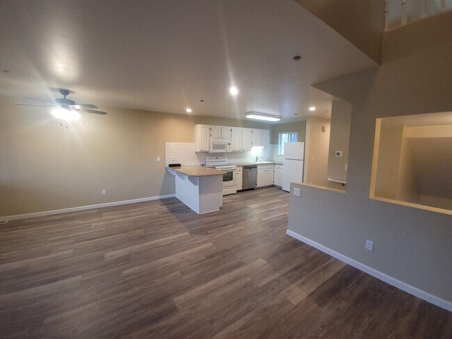 Building Photo - Bayview Townhouse Condo in Blaine with Gar...