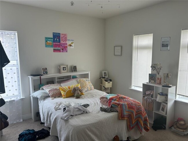 Building Photo - 2128 W Walnut St