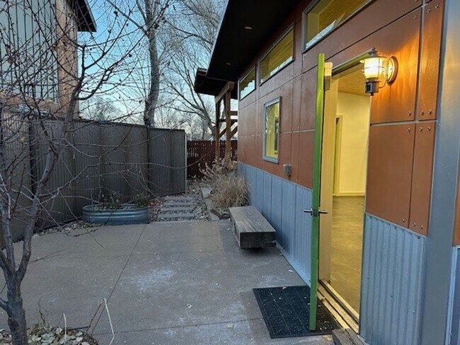 Building Photo - Modern Studio Apartment | Gated Parking + In-Unit Washer/Dryer
