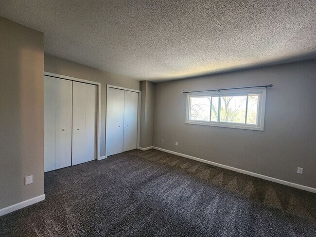 Building Photo - Spacious 3-bedroom, 2.5-bathroom Townhome