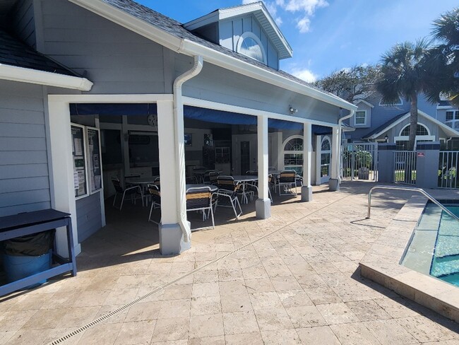 Building Photo - Remodeled beach condo steps away from the ...