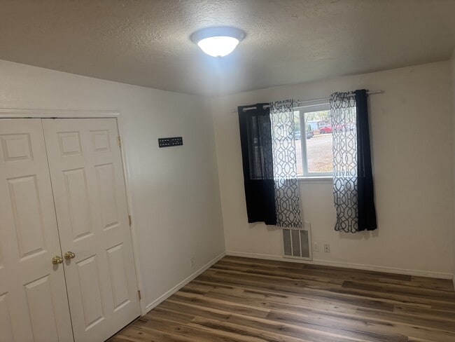 Building Photo - 1166 SE Hamilton Rd