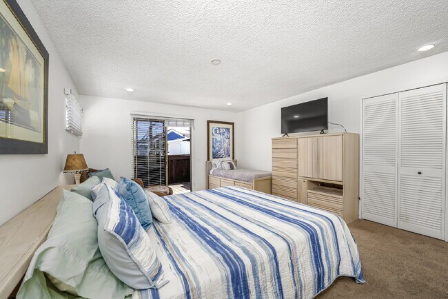 Building Photo - Fully Furnished Island Life Waterfront Ret...